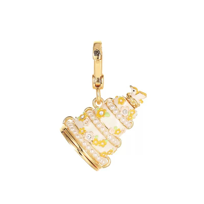 Cake pendant necklace with pearls