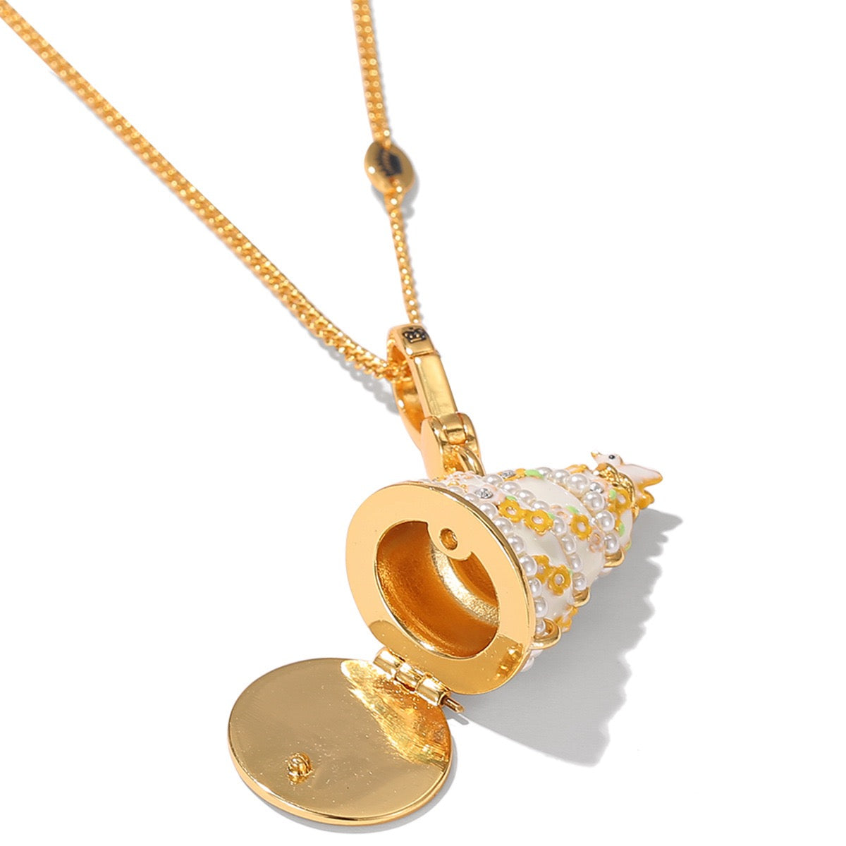 Cake pendant necklace with pearls